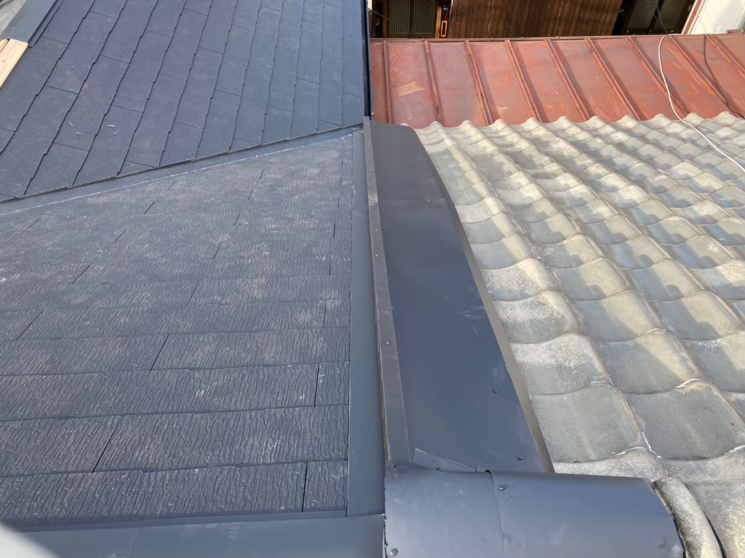 コロニアルクァッドにて屋根の仕上げ